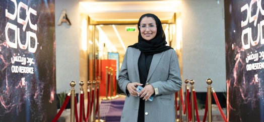 صورة لمستشارة أعمال عقارية مع العملاء